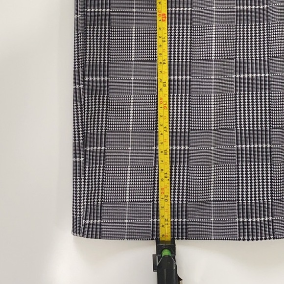 SIZE SMALL BLACK AND WHITE PATTERNED PENCIL SKIRT - Picture 7 of 7